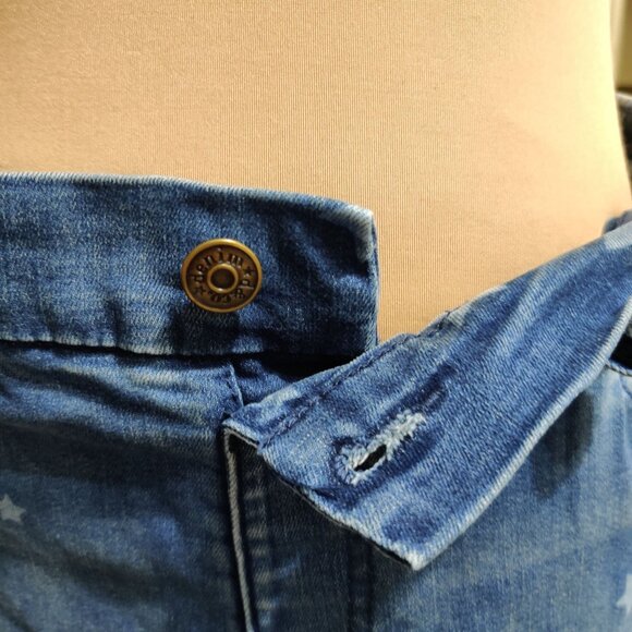 D&Co Denim & Co 12 Star Print Jean Shorts Mid Wash Blue Denim Pull On Stretch - Picture 5 of 8
